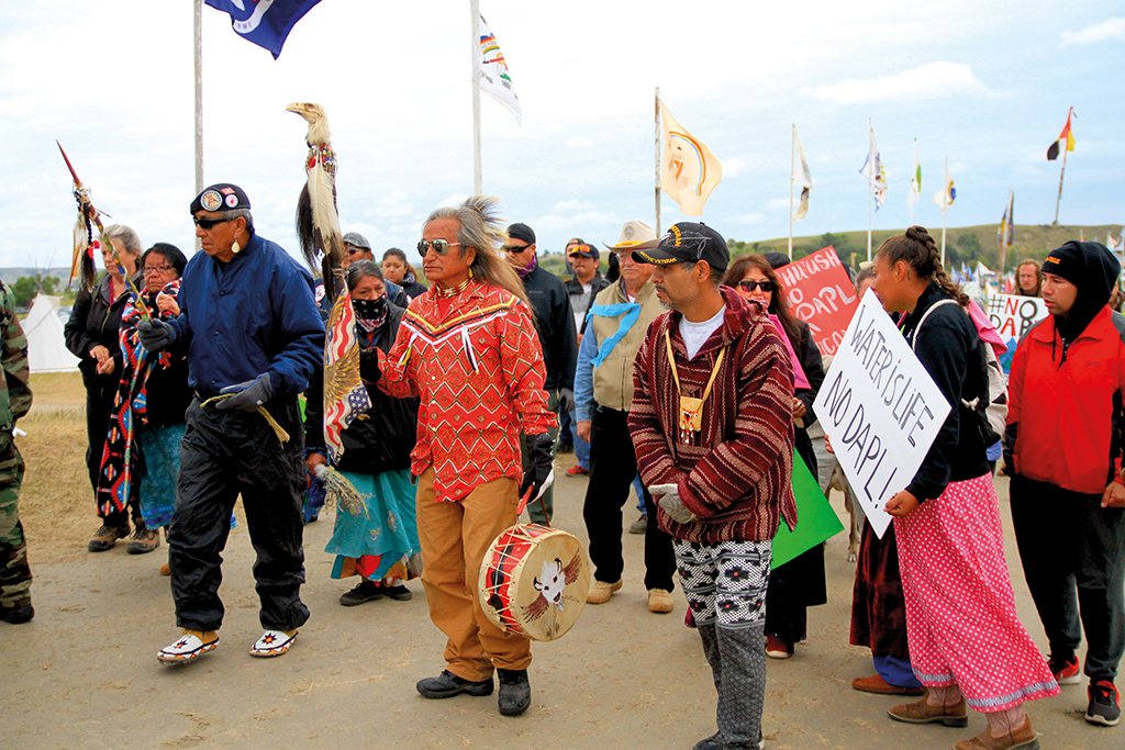 Un gruppo di attivisti Sioux, nel Nord Dakota, marciano contro la costruzione di un gasdotto che minaccia di distruggere i loro luoghi sacri – foto di Adam Shapiro/Front Line Defenders