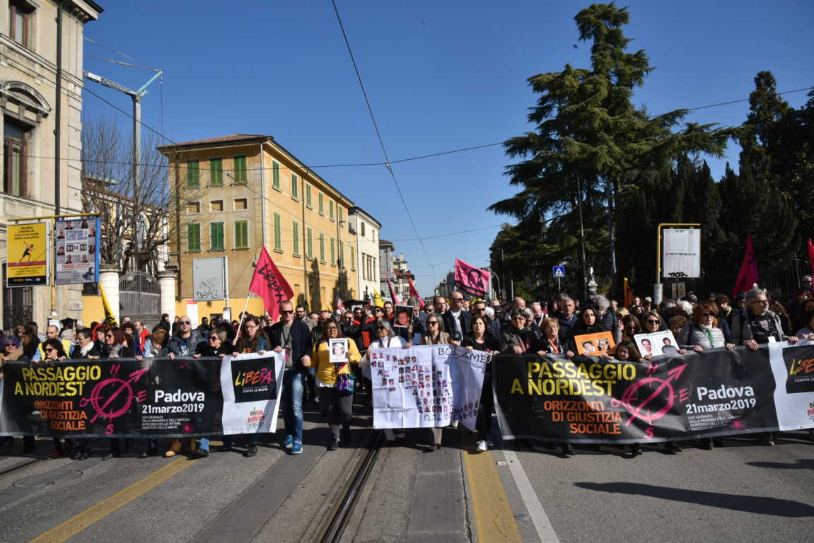 Una legge del 2008 esclude i familiari delle vittime morte prima del 1999