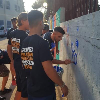 I ragazzi di Amun ripuliscono i simboli dell'anticamorra - Foto n. 3